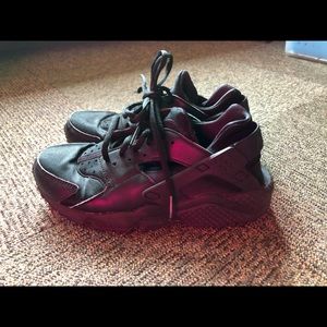Black Nike Air Hauraches